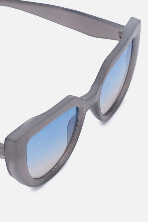 Card slide image -  GAFAS DE SOL DE MOVIES MARCO GRIS GÉNERO NEUTRO